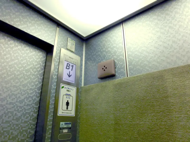 クローバーをエレベーターに取り付けた例