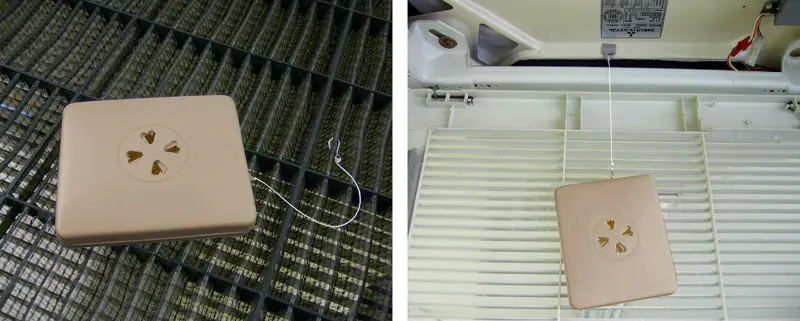 エアコンにS字フックと紐で取り付けた消臭器クローバー