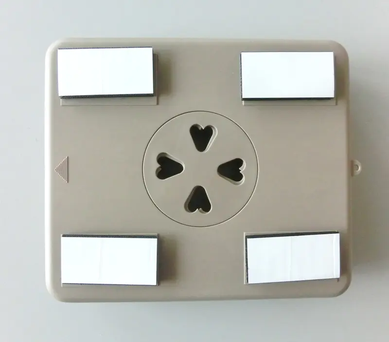 消臭剤クローバーに取り付けたマジックテープ