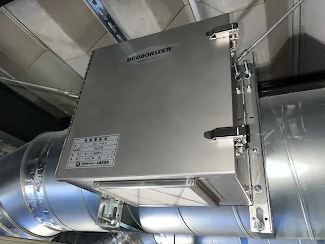 大型イベント会場の喫煙所排気臭対策としてダクトに設置した中和消臭器DC-4SⅡ その1
