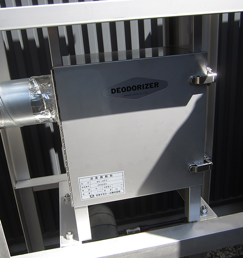 屋外に設置した中和消臭器 DC-4YO