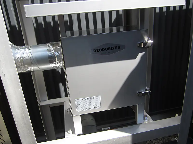 屋外に設置した中和消臭器 DC-4YO