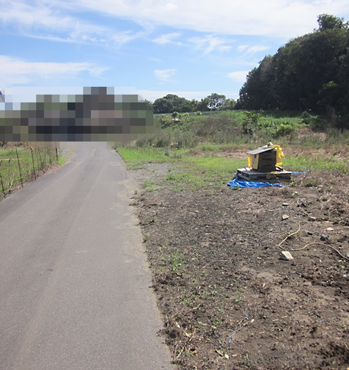 車道近くに設置した中和消臭器
