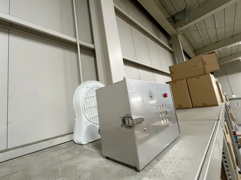 倉庫内の棚に設置した中和消臭器DMD-02ATS