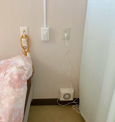 居室の壁面に設置した消臭器2