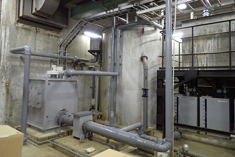 総合病院の排水処理設備に取り付けたタンデム型脱臭器