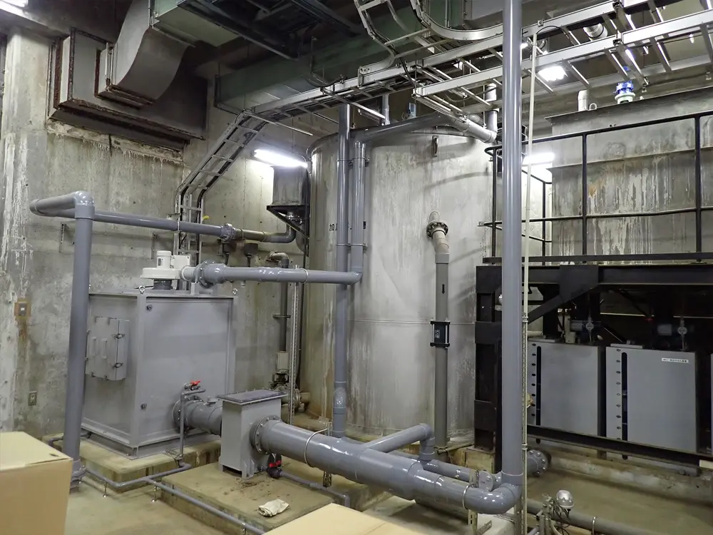 総合病院の排水処理設備に取り付けたタンデム型脱臭器