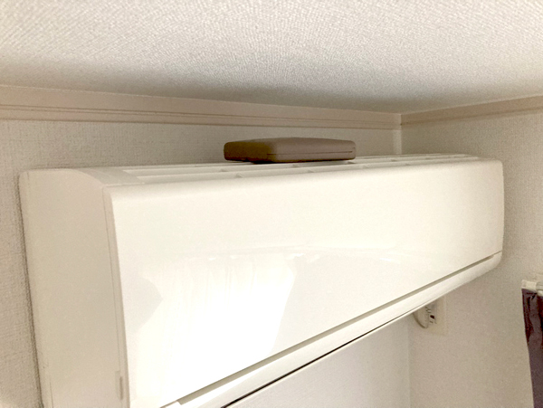 エアコンに取り付けた消臭剤クローバー