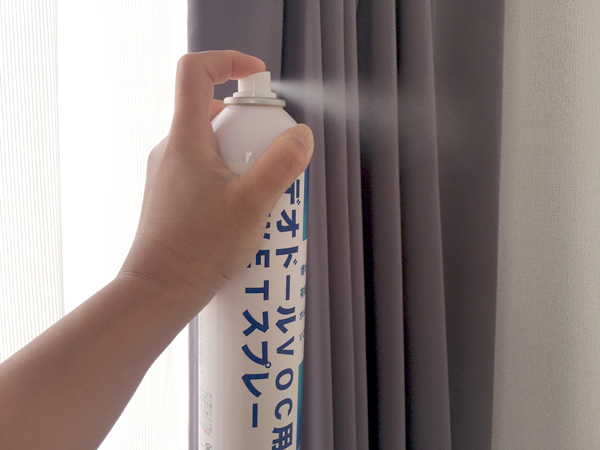 部屋の中でスプレーしているVOC用消臭スプレー