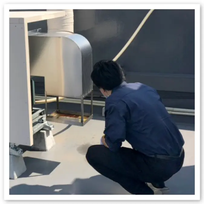 排気口からの臭気を確認するデオドールスタッフ